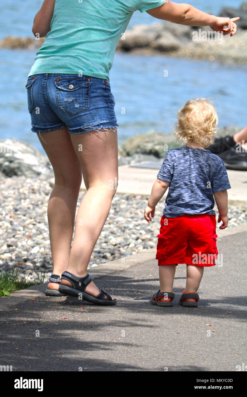 Mère du doigt quelque chose de sa jeune petit garçon à regarder. La mère et le fils sont en marche Parc Boulevard à Fairhaven, Bellingham, Washington, Banque D'Images