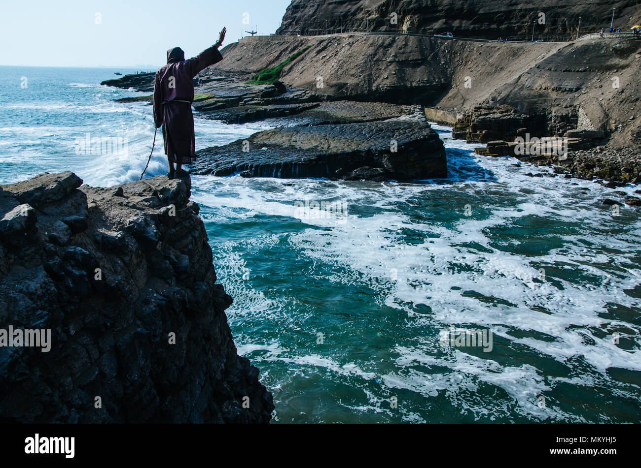 Le saut de falaise, frère d'une belle vue avec un intéressant retour-story Banque D'Images