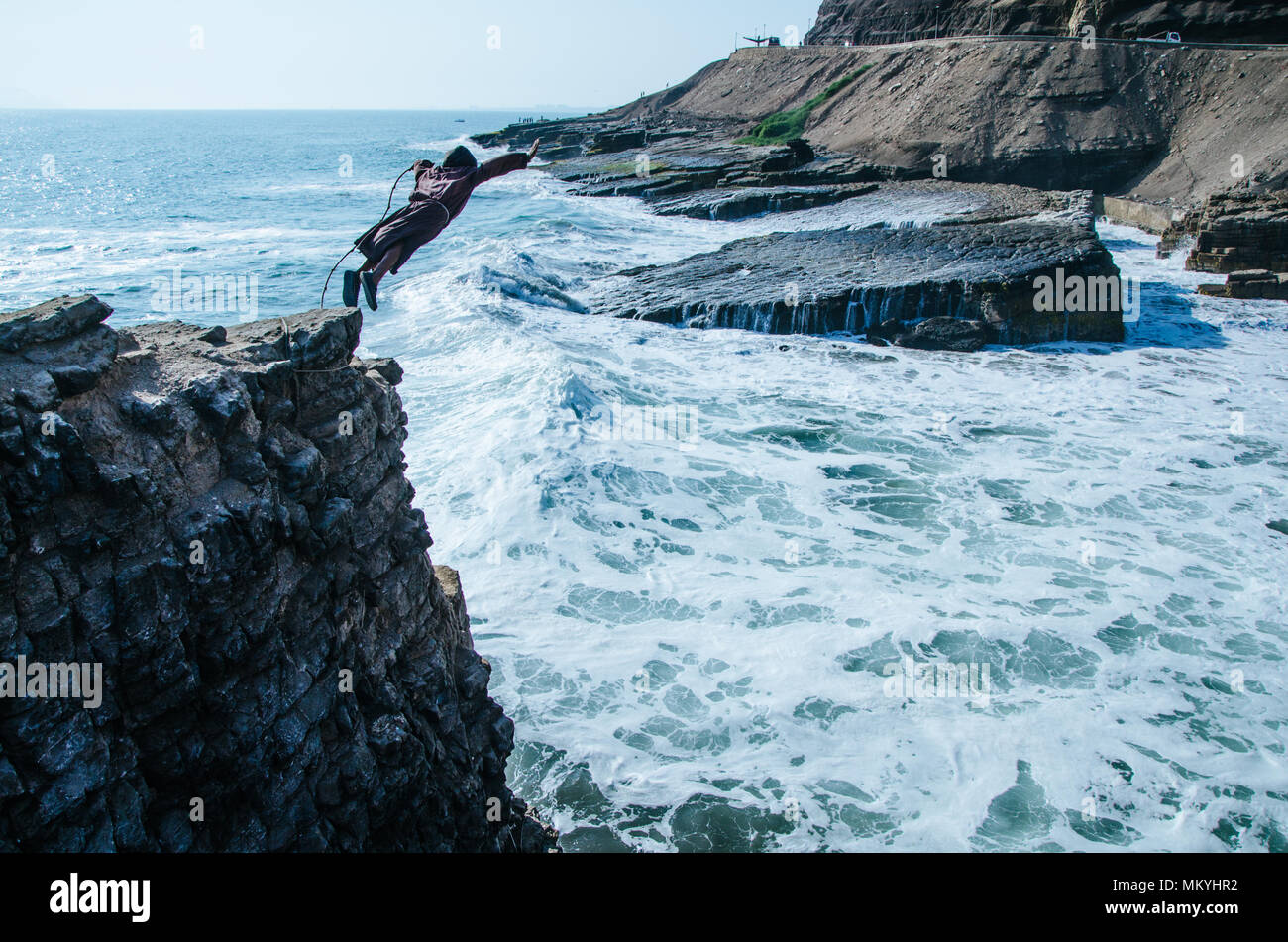 Le saut de falaise, frère d'une belle vue avec un intéressant retour-story Banque D'Images