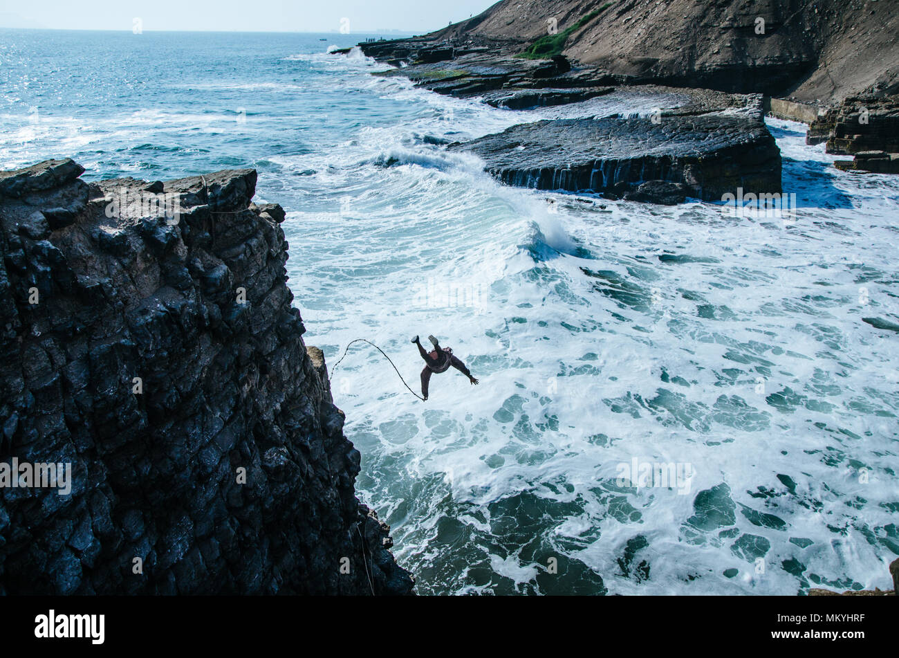 Le saut de falaise, frère d'une belle vue avec un intéressant retour-story Banque D'Images