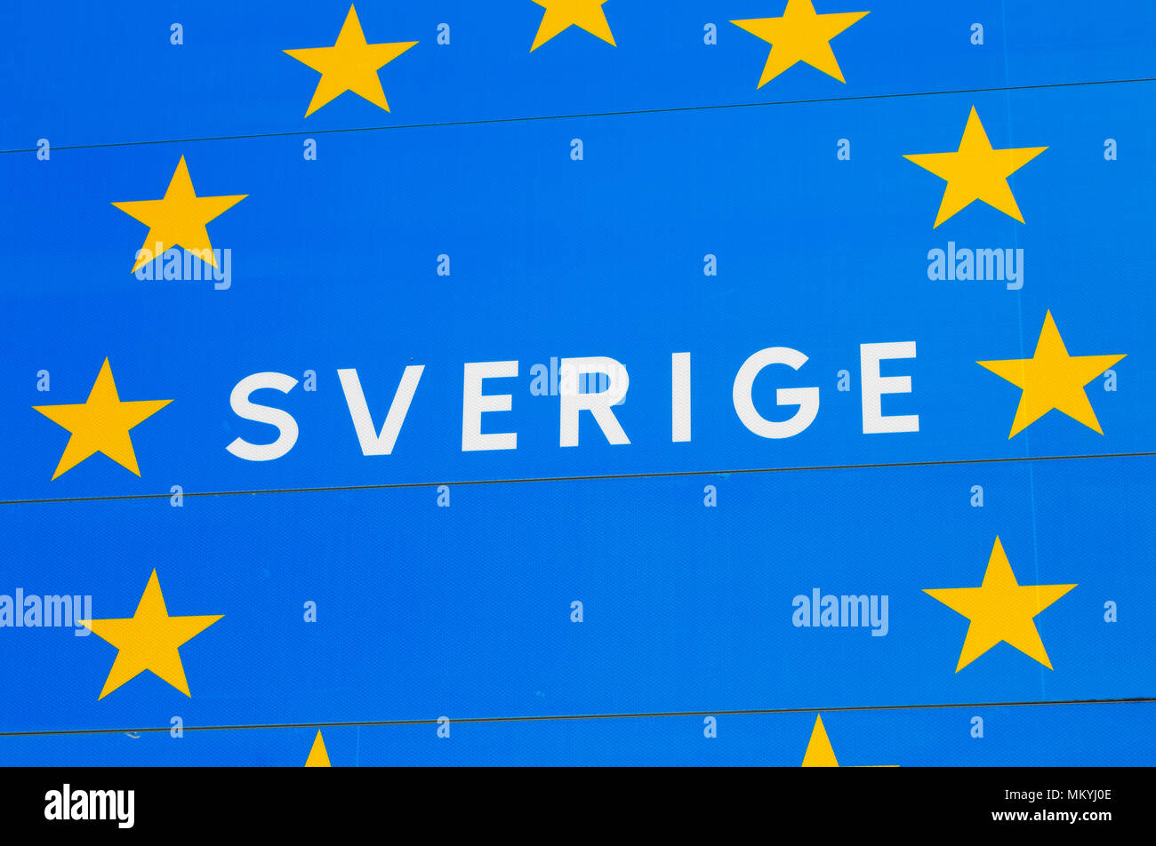 Close up d'un panneau routier à la frontière d'un État membre de l'UE, la Suède avec l'Agence suédoise pour la Suède Sverige par incircled étoiles dorées sur fond bleu. Banque D'Images
