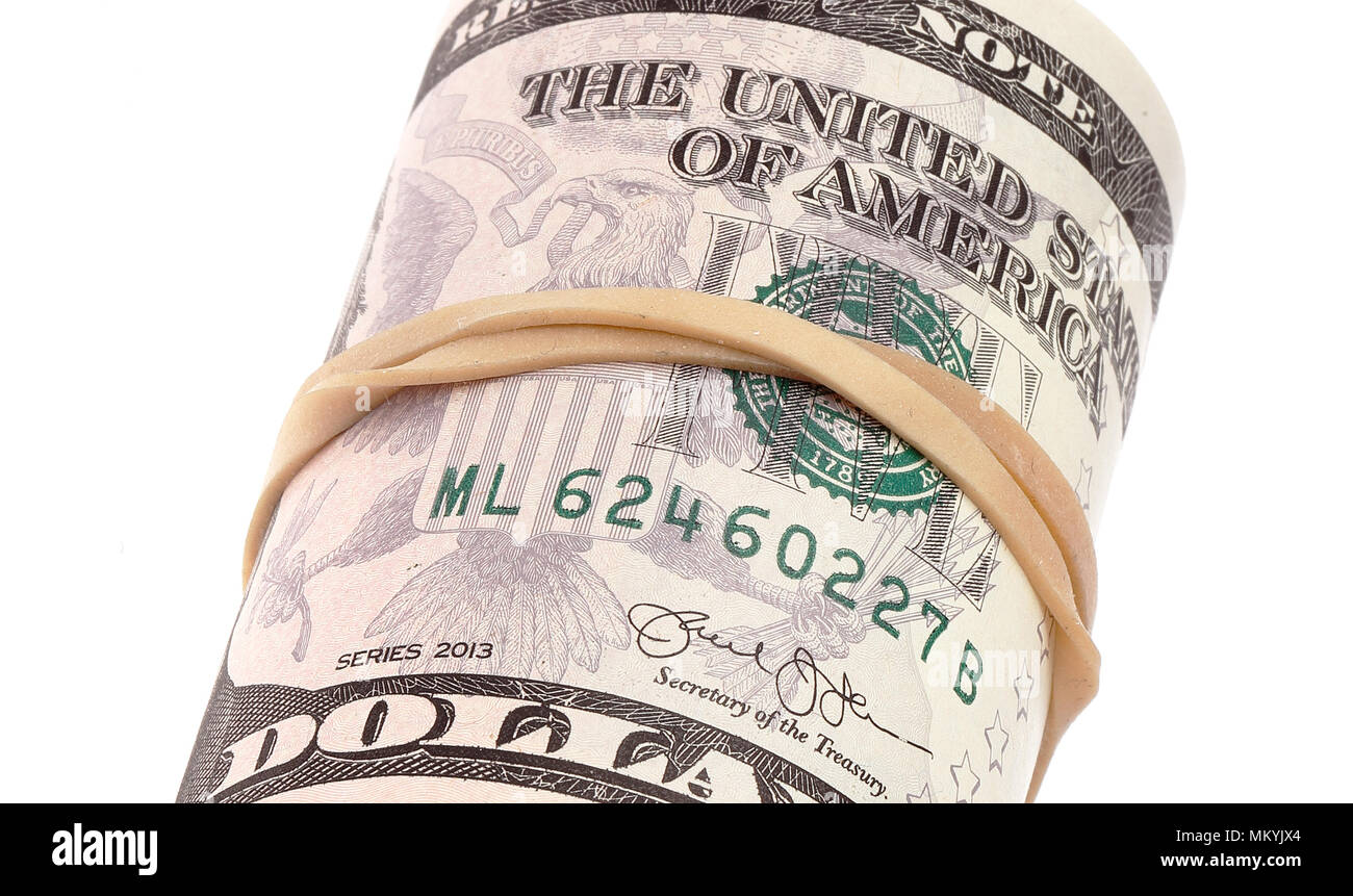 Close up pf élastique bobine emballée avec des billets de cinq dollars sur fond blanc. Banque D'Images
