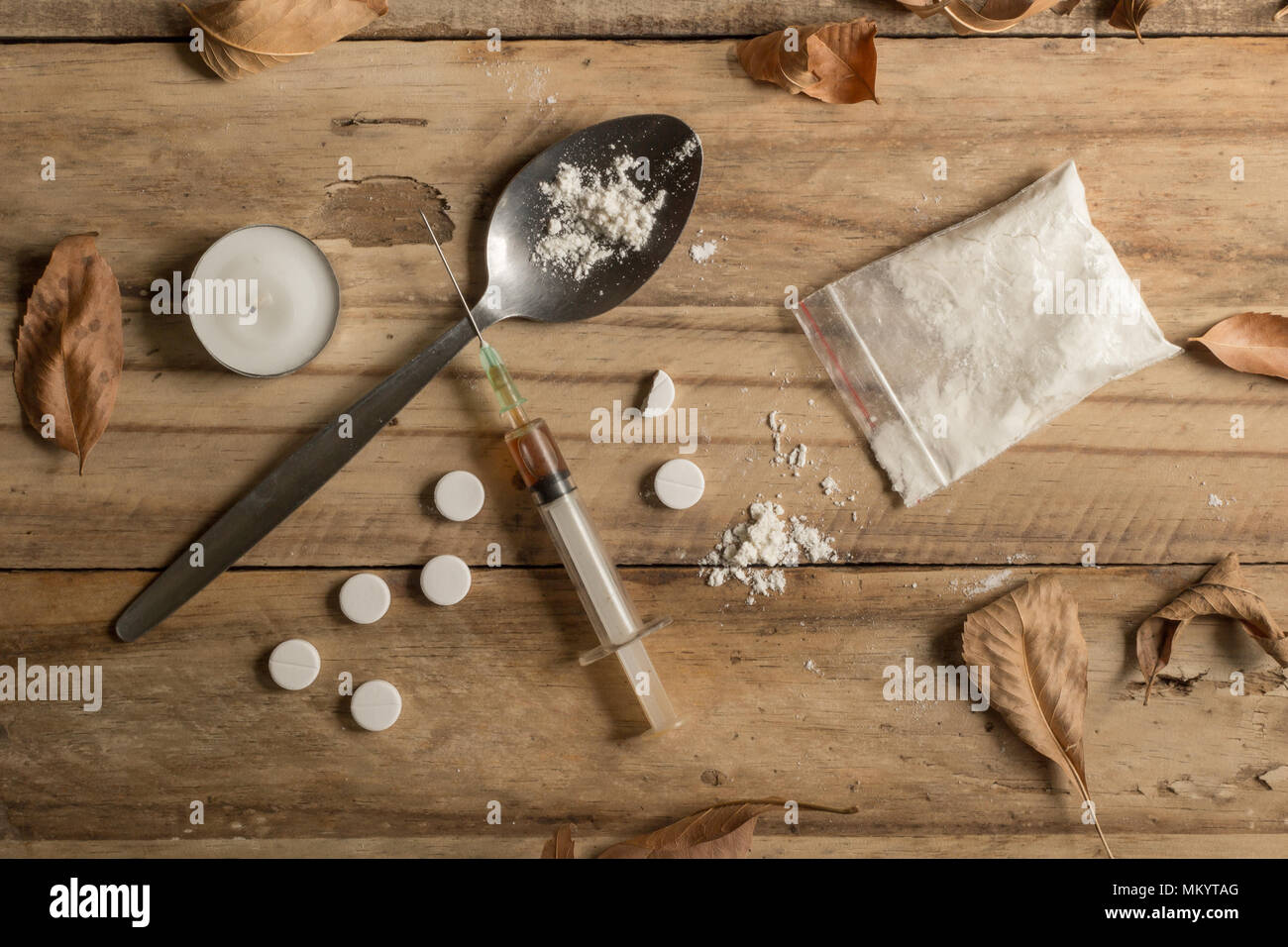 La toxicomanie texture de fond en bois rustique, des objets avec des feuilles d'automne séchées - conceptuelles haut voir photo Banque D'Images