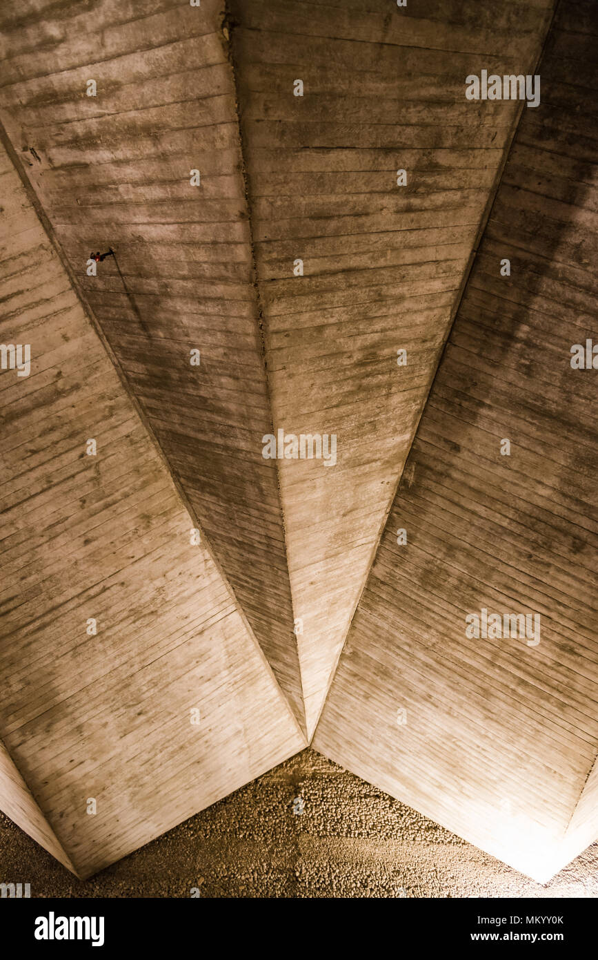 Plafond en béton illuminé. Ancienne structure texturée. Banque D'Images