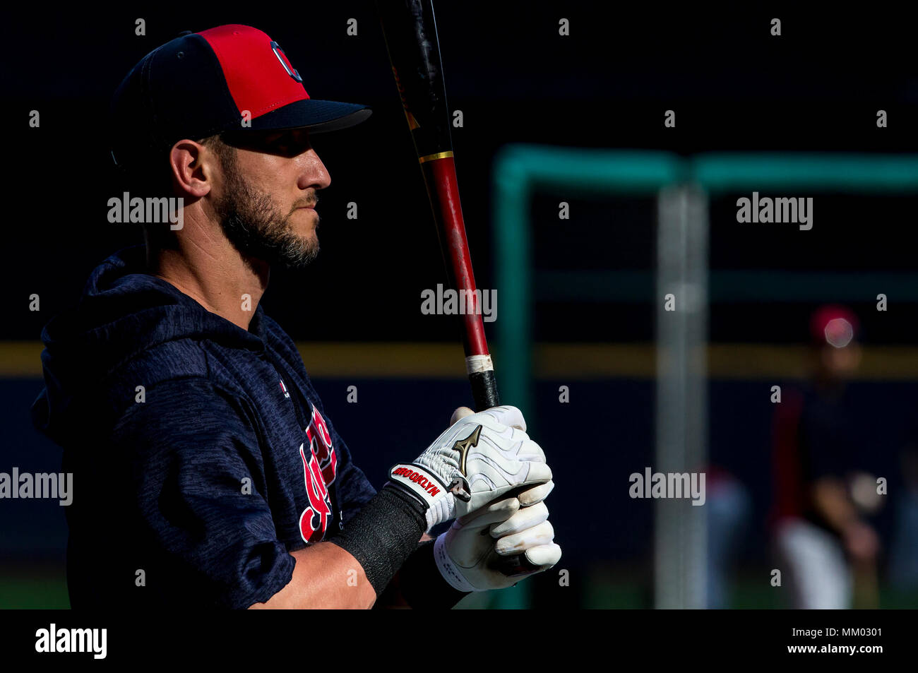 Milwaukee, WI, USA. 8 mai, 2018. Les Indians de Cleveland catcher Yan Gomes # 7 prend la pratique au bâton comme le soleil brille à travers les stades windows avant le match de la Ligue Majeure de Baseball entre les Milwaukee Brewers et les Indians de Cleveland au Miller Park de Milwaukee, WI. John Fisher/CSM/Alamy Live News Banque D'Images