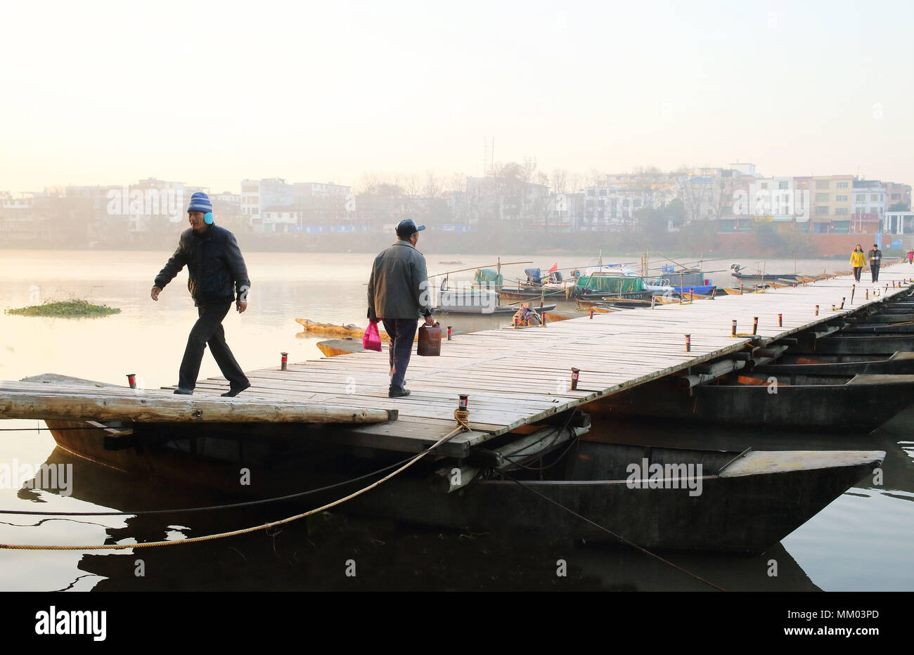 Ganzh Ganzh, Chine. 9 mai, 2018. Qingdao, Chine 8 mai 2018 : les populations locales à pied sur l'ancien pont de bateaux dans la région de Ganzhou, Chine de l'est la province de Jiangxi. Un pont flottant (ou ponton pont), aussi connu sous un pont flottant, utilise des flotteurs ou des bateaux à faible tirant d'appuyer un pont continu pour les piétons et les véhicules. Le dynamisme des limites prend en charge la charge maximale qu'ils peuvent porter. Crédit : SIPA Asie/ZUMA/Alamy Fil Live News Banque D'Images