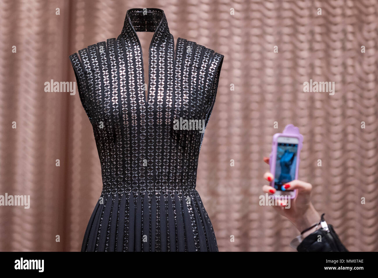 Londres, Royaume-Uni. 9 mai 2018. Un visiteur prend une photo à l'occasion de 'Azzedine Alaïa : le couturier', la première exposition d'Azzedine Alaïa examinant le travail d'un des plus respectés des créateurs de mode dans l'histoire. Plus de 60 espèces rares et vêtements iconiques sont exposées aux côtés d'une série de pièces commandées spécialement. L'exposition est présentée du 10 mai au 7 octobre 2018 au Design Museum. Crédit : Stephen Chung / Alamy Live News Banque D'Images