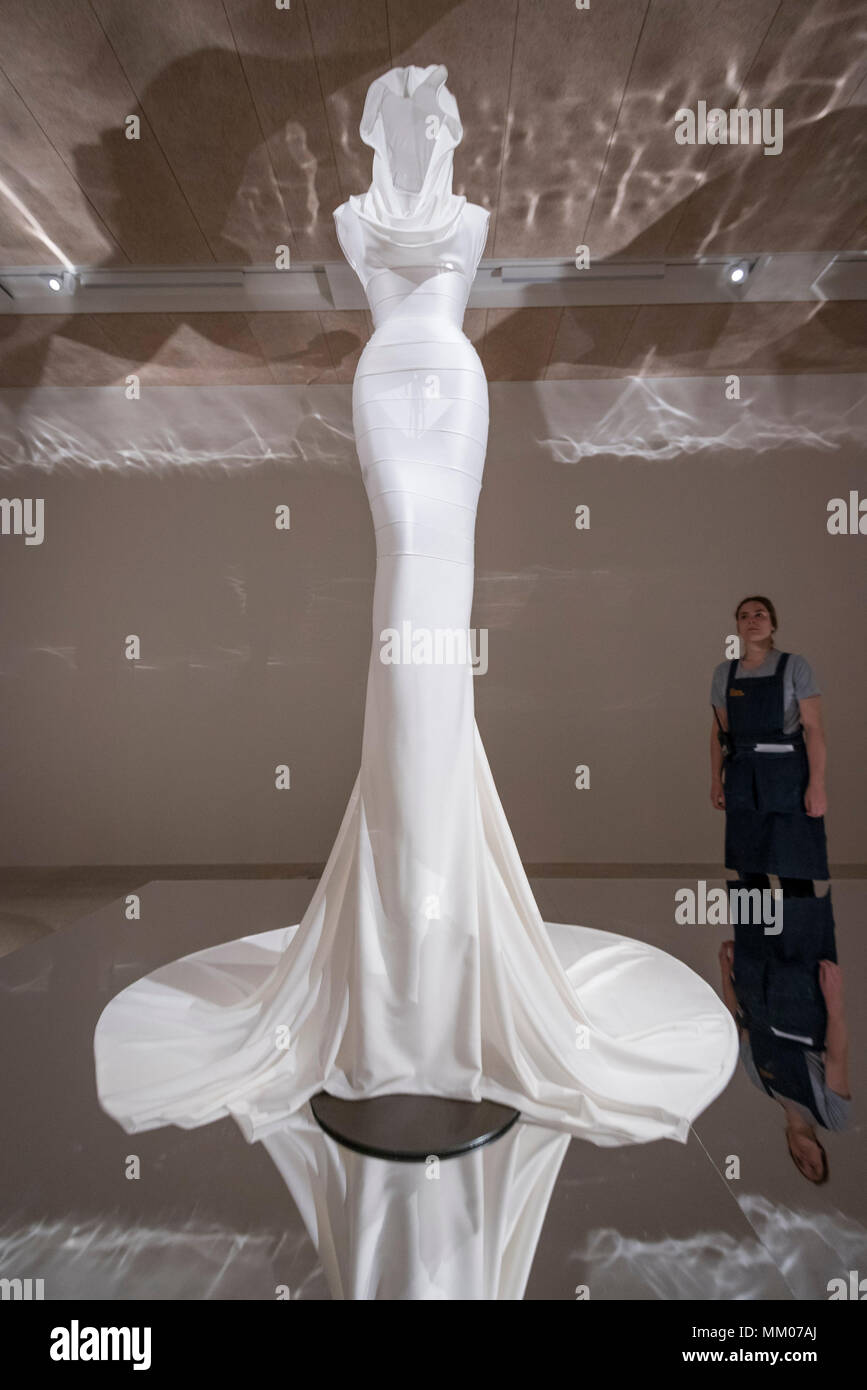 Londres, Royaume-Uni. 9 mai 2018. Un membre du personnel à l'occasion de 'Azzedine Alaïa : le couturier', la première exposition d'Azzedine Alaïa examinant le travail d'un des plus respectés des créateurs de mode dans l'histoire. Plus de 60 espèces rares et vêtements iconiques sont exposées aux côtés d'une série de pièces commandées spécialement. L'exposition est présentée du 10 mai au 7 octobre 2018 au Design Museum. Crédit : Stephen Chung / Alamy Live News Banque D'Images