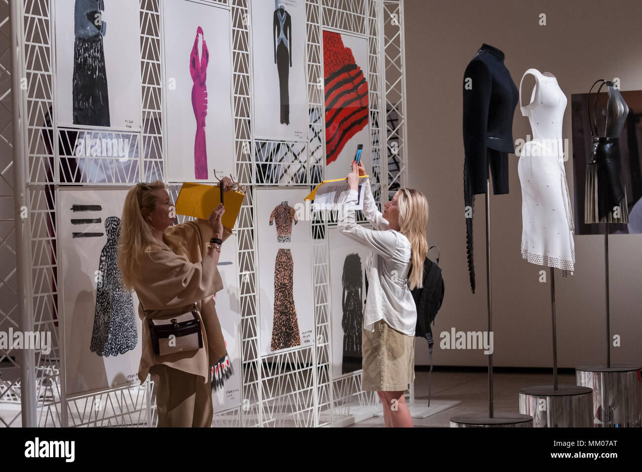 Londres, Royaume-Uni. 9 mai 2018. Un visiteur à l'aperçu de 'Azzedine Alaïa : le couturier', la première exposition d'Azzedine Alaïa examinant le travail d'un des plus respectés des créateurs de mode dans l'histoire. Plus de 60 espèces rares et vêtements iconiques sont exposées aux côtés d'une série de pièces commandées spécialement. L'exposition est présentée du 10 mai au 7 octobre 2018 au Design Museum. Crédit : Stephen Chung / Alamy Live News Banque D'Images