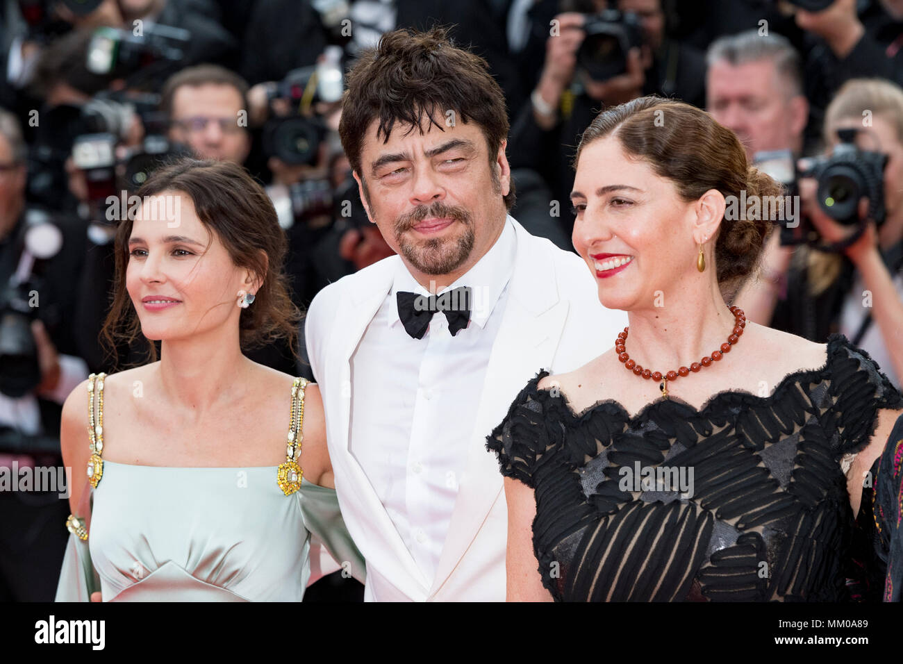 CANNES, FRANCE - MAY 08 : membre du jury "Un certain regard", Annemarie Jacir, Virginie Ledoyen et Benicio Del Toro (président du jury) assiste à la projection de "tout le monde sait (Todos Lo Saben)' et le gala d'ouverture lors de la 71e assemblée annuelle du Festival du Film de Cannes au Palais des Festivals le 8 mai 2018 à Cannes, France Banque D'Images