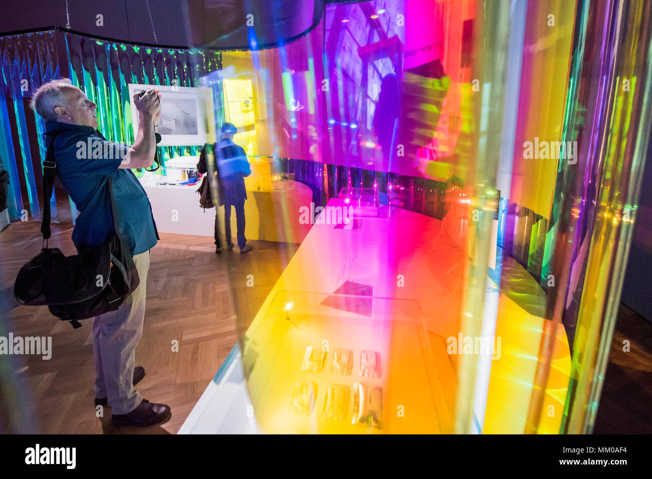Les expositions dans le Qui veut vivre pour toujours - l'avenir commence ici une nouvelle exposition au V&A. L'exposition s'ouvre au public le 12 mai et se poursuivra jusqu'au 4 novembre et explore l'impact de plus de 100 objets sur le corps, l'accueil, la politique, les villes, et de la planète. Crédit : Guy Bell/Alamy Live News Banque D'Images