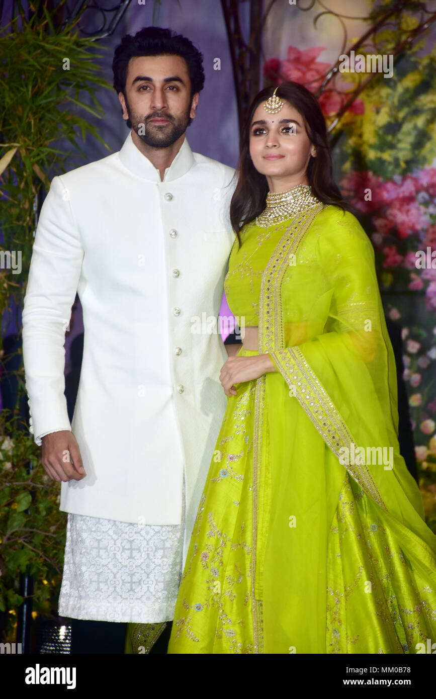 Acteur de cinéma indien Ranbir Kapoor avec l'actrice Autres Bhatt assister à la réception de mariage de l'actrice Sonam Kapoor et Anand Ahuja à hotel Leela Mumbai. Banque D'Images
