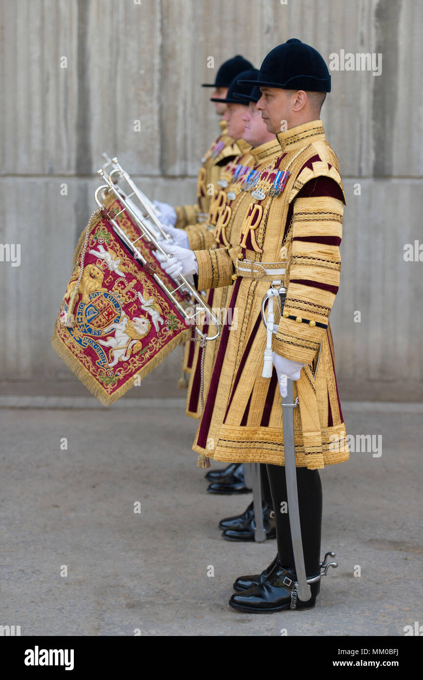 Hyde Park Barracks, Londres, Royaume-Uni. 9 mai, 2018. Derrière-le-scènes "Un jour dans la vie de la Household Cavalry régiment monté'. Le Prince Harry a rejoint les bleus et Royals en avril 2006 et a été membre de la Household Cavalry Regiment, de l'entreprise deux tours de l'Afghanistan et la hausse au rang de capitaine. Photo : State trompettistes portant des tuniques de l'État or fournira une fanfare au mariage. Credit : Malcolm Park/Alamy Live News. Banque D'Images