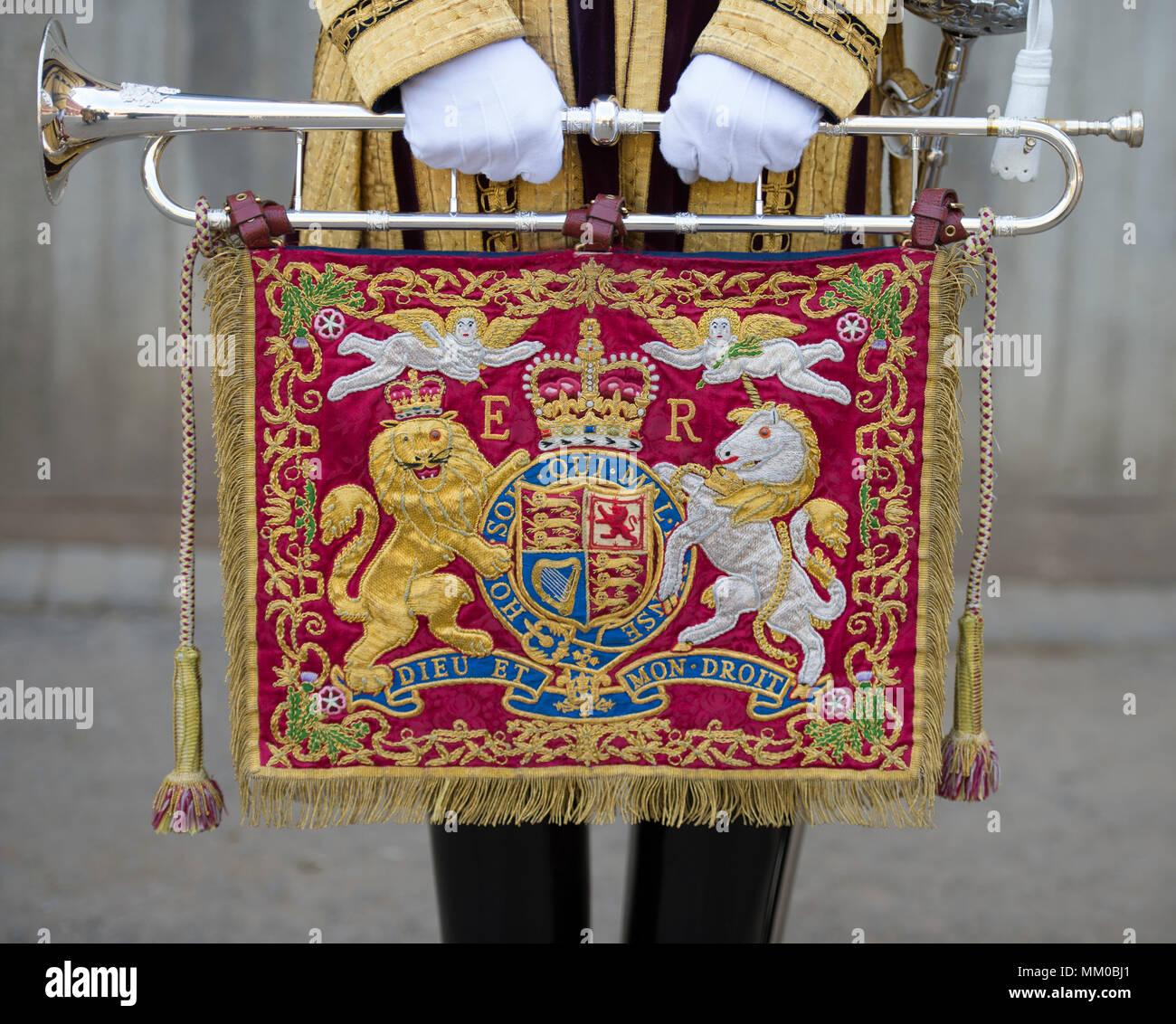 Hyde Park Barracks, Londres, Royaume-Uni. 9 mai, 2018. Derrière-le-scènes "Un jour dans la vie de la Household Cavalry régiment monté'. Le Prince Harry a rejoint les bleus et Royals en avril 2006 et a été membre de la Household Cavalry Regiment, de l'entreprise deux tours de l'Afghanistan et la hausse au rang de capitaine. Photo : State trompettistes portant des tuniques de l'État or fournira une fanfare au mariage. Credit : Malcolm Park/Alamy Live News. Banque D'Images