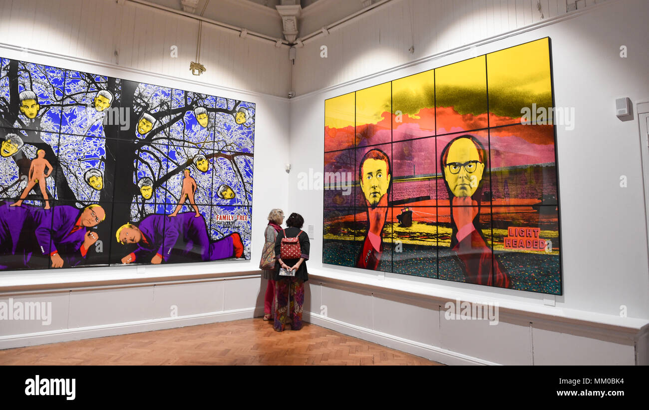 Brighton UK 9 mai 2018 - Les visiteurs profiter de la Gilbert & George exposition à Brighton Museum and Art Gallery qui est montrant jusqu'en septembre . Banque D'Images