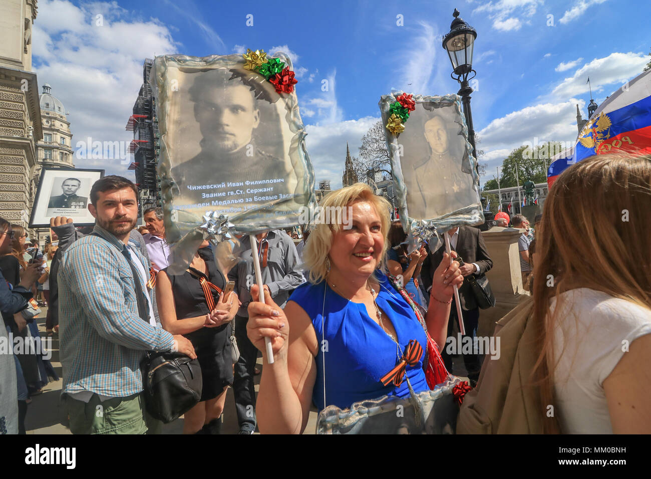 London UK. Le 9 mai 2018. Les membres de la Fédération de la communauté a participé à l'Immortel Regiment marquage mars Fête de la victoire à travers le centre de Londres portant des fleurs et des portraits pour commémorer et se souvenir de leurs proches qui ont combattu dans la seconde guerre mondiale contre l'Allemagne nazie : Crédit amer ghazzal/Alamy Live News Banque D'Images