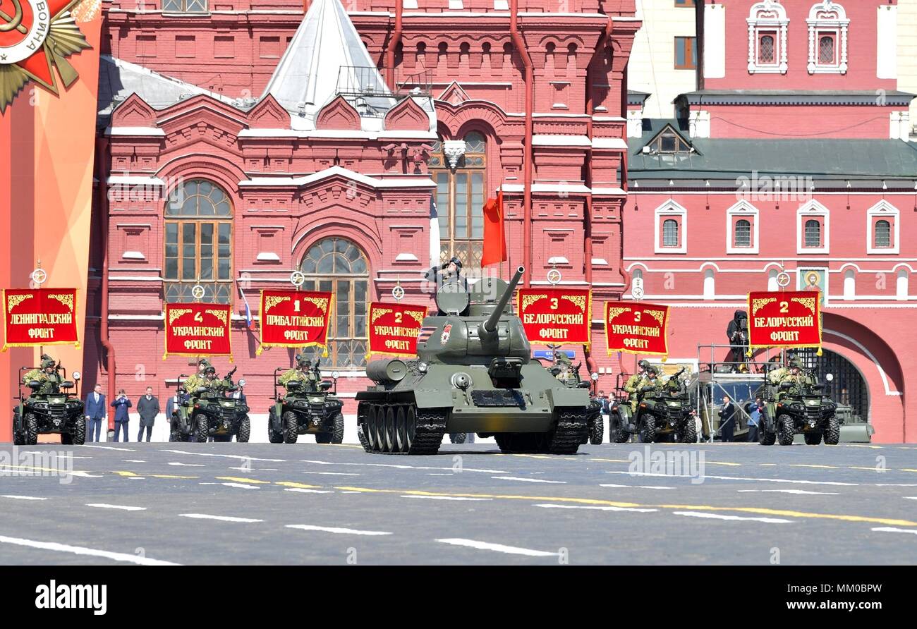 Moscou, Russie. Le 9 mai 2018. Restauré une guerre soviétique T-34 réservoir passe l'examen pendant le Défilé militaire, sur la 73e Journée Victoire marquant la fin de la Seconde Guerre mondiale à la place Rouge Le 9 mai 2018 à Moscou, Russie. (Présidence russe par Planetpix Planetpix) : Crédit/Alamy Live News Banque D'Images