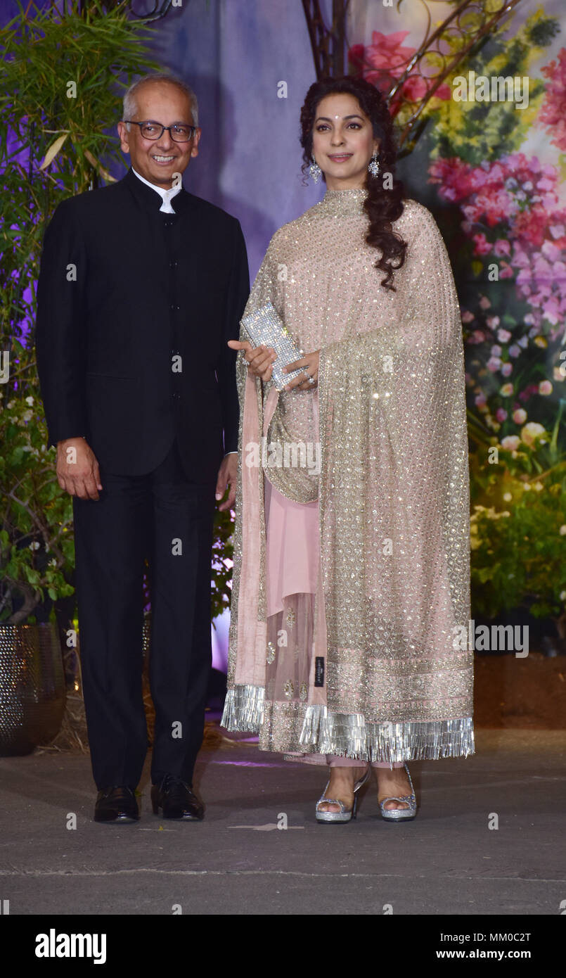 Mumbai, Inde. 8 mai, 2018. L'actrice Juhi Chawla film indien avec mari Jai Mehta assister à la réception de mariage de l'actrice Sonam Kapoor et Anand Ahuja à hotel Leela Mumbai. Credit : Azhar Khan SOPA/Images/ZUMA/Alamy Fil Live News Banque D'Images