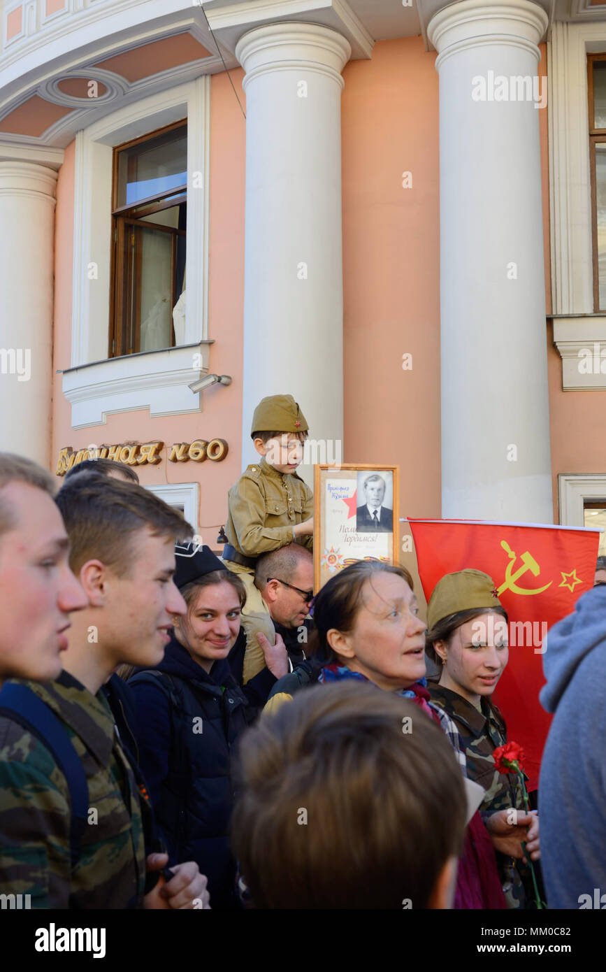 Régiment immortel - les gens portent des bannières avec une photographie de leurs ancêtres guerrier, Fête de la Victoire, la Perspective Nevski, à Saint-Pétersbourg, Russie Banque D'Images