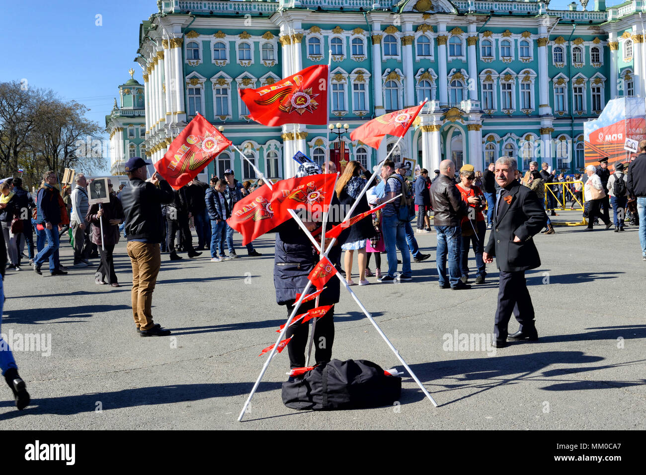 Le vendeur de drapeaux au jour de la Victoire sur la Place du Palais, Saint Petersburg, Russie Banque D'Images