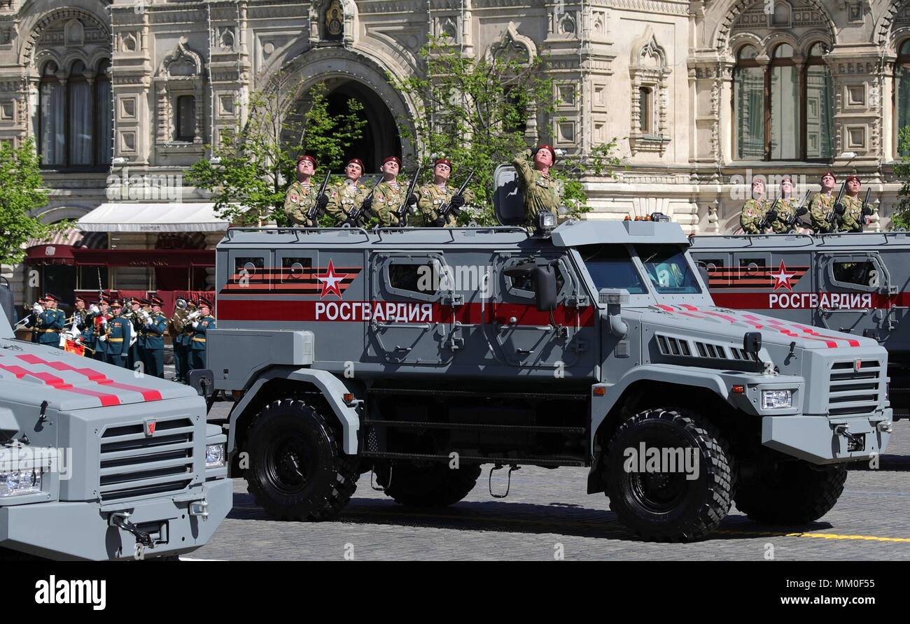 Les troupes de la Garde nationale russe passer la revue lors de la parade militaire sur la 73e Journée Victoire marquant la fin de la Seconde Guerre mondiale à la place Rouge Le 9 mai 2018 à Moscou, Russie. Présidence russe Planetpix (via) Banque D'Images