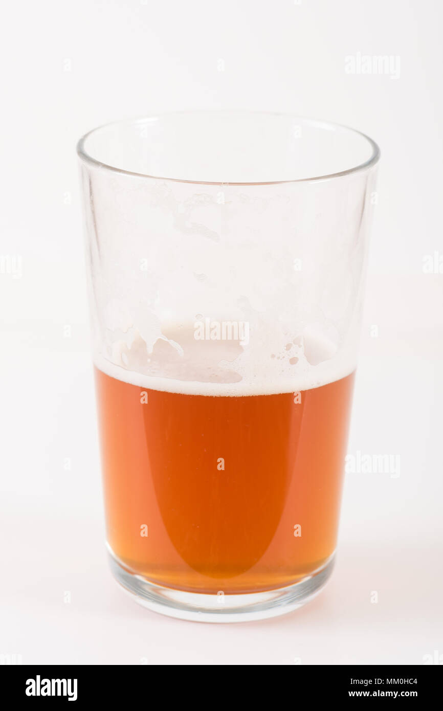 Verre à moitié plein de Pale Ale bière sur white Banque D'Images