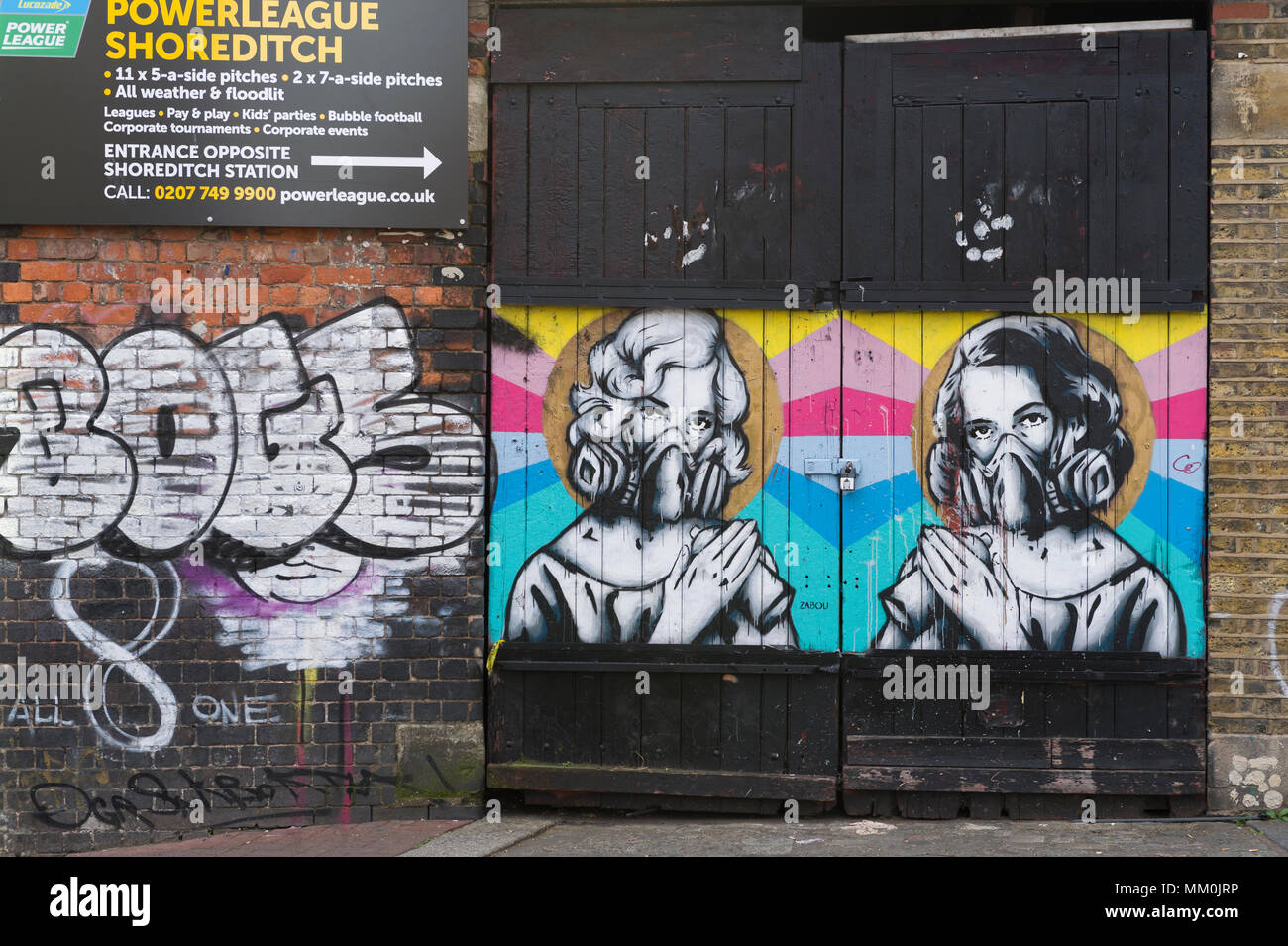 Street Art sur une porte, Brick Lane, London, E1 Banque D'Images