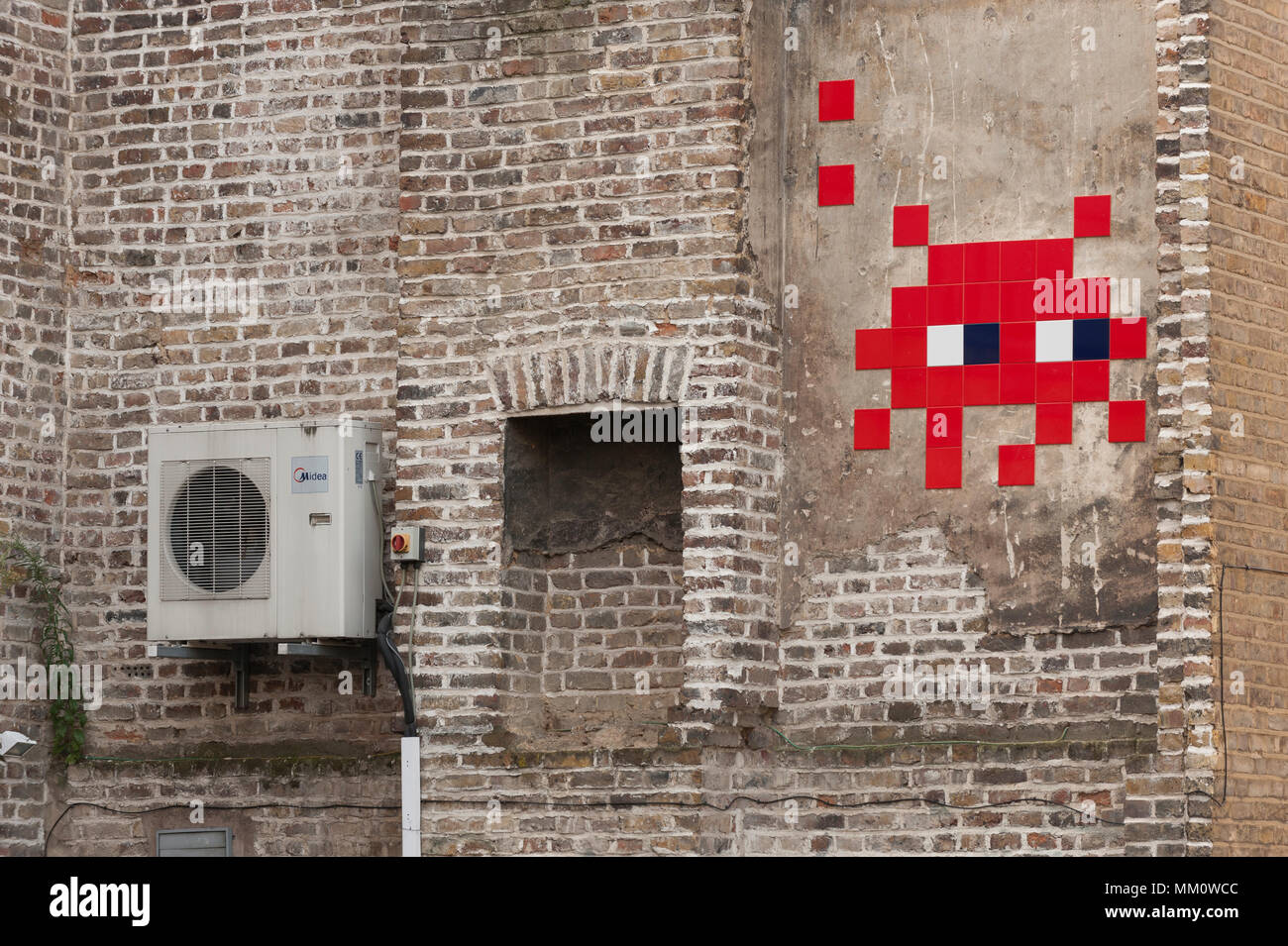 Une mosaïque par 'Invader' français bien connu, l'artiste de rue dont les mosaïques de rue sont modelés sur le pétrole brut pixellation de 1970-1980 les jeux vidéos. Il a pris Banque D'Images