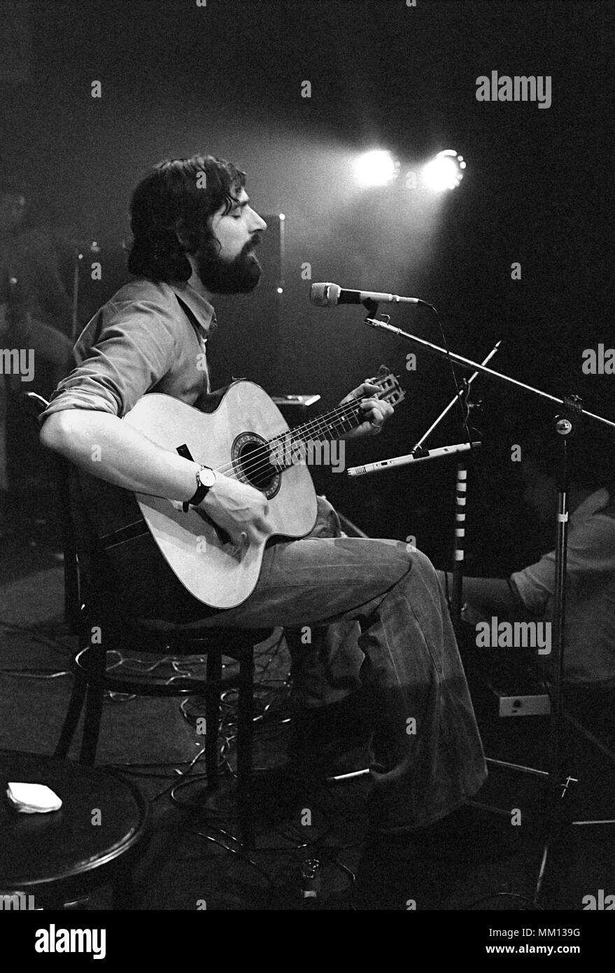 L'auteur-compositeur Francesco Guccini en concert, Milan (Italie) 1975 Banque D'Images