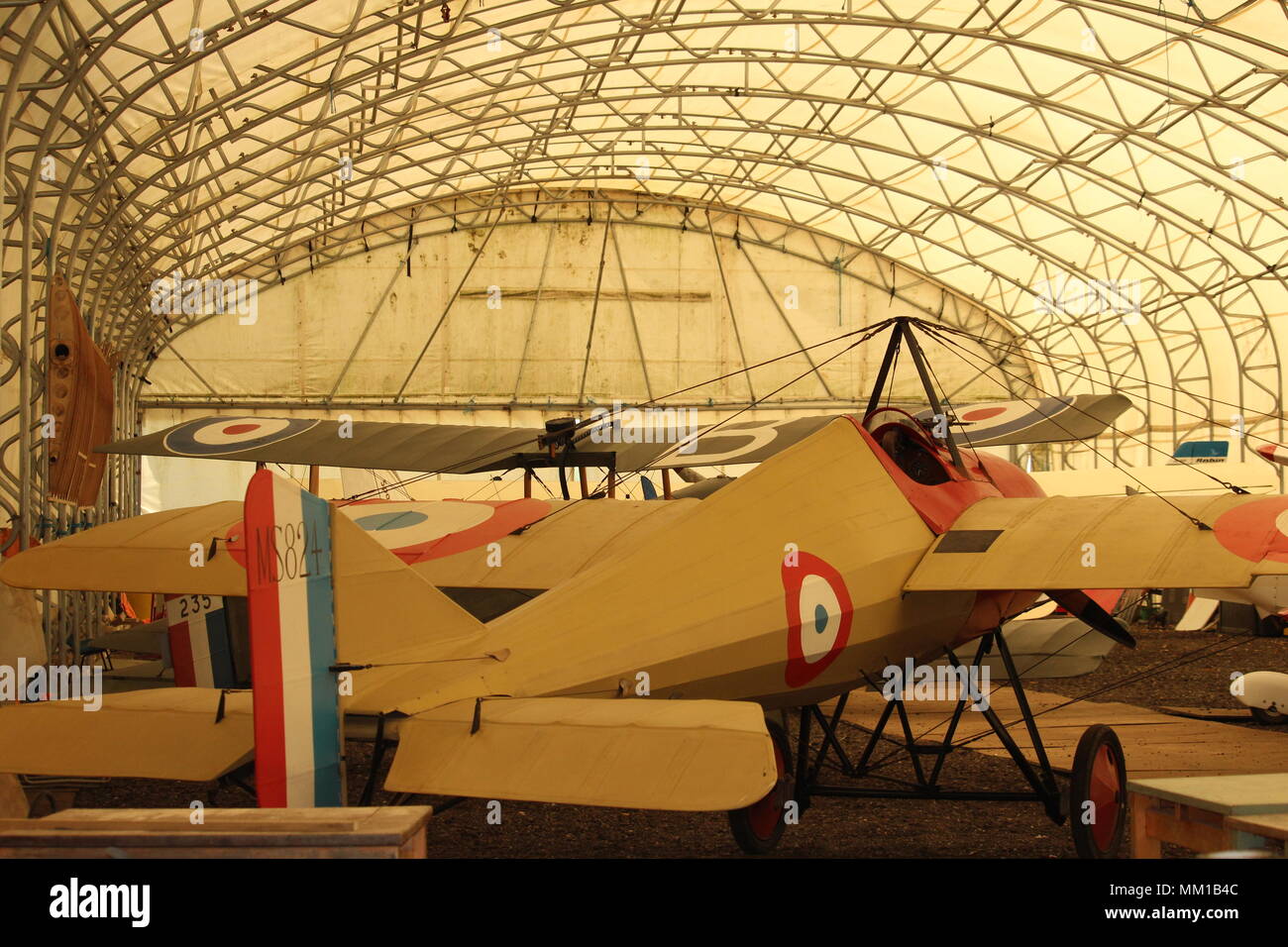 Patrimoine militaire britannique - l'intérieur d'avion privé hangar de la WW1 Grande Guerre aérodrome, Stow Maries, Purleigh, Essex. Banque D'Images