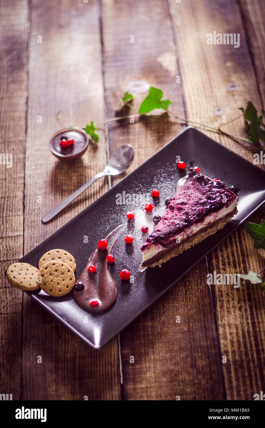 Gâteau au fromage fait maison avec les baies fraîches et chocolat en dessert - dessert d'été bio sains pie cheesecake. Banque D'Images