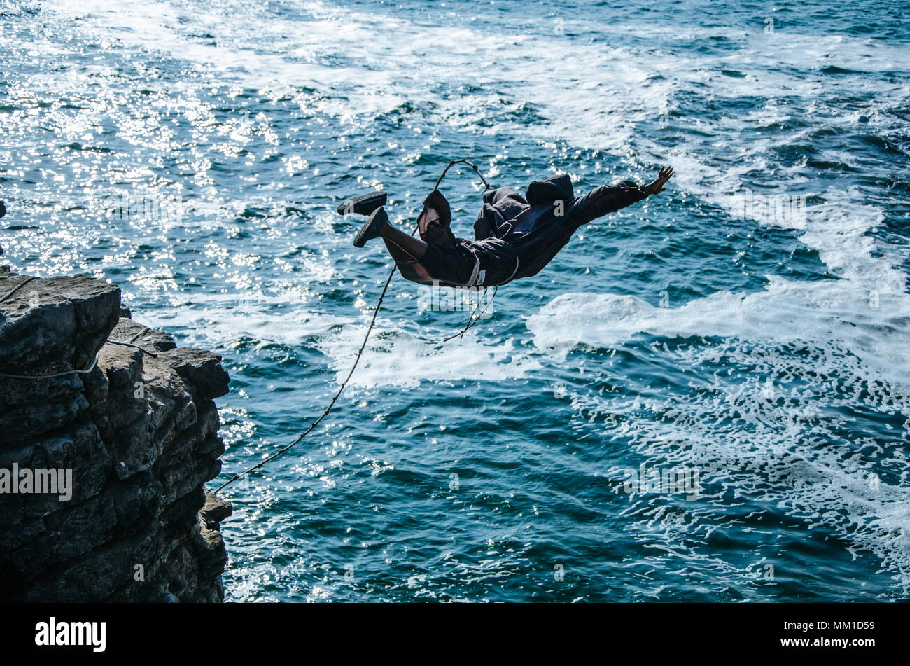Le saut de falaise, frère d'une belle vue avec un intéressant retour-story Banque D'Images