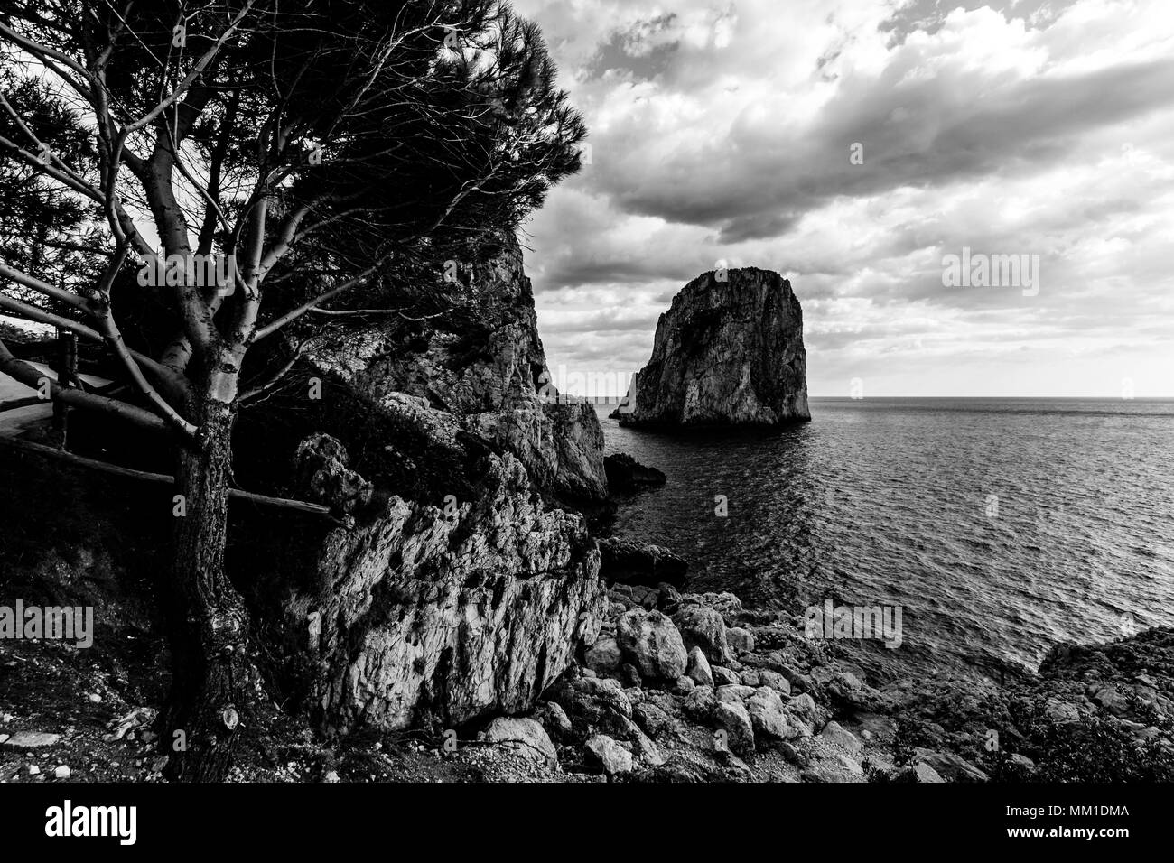 Vue de Capri (Campanie, Italie) typique (cheminées) mer Faraglioni Banque D'Images