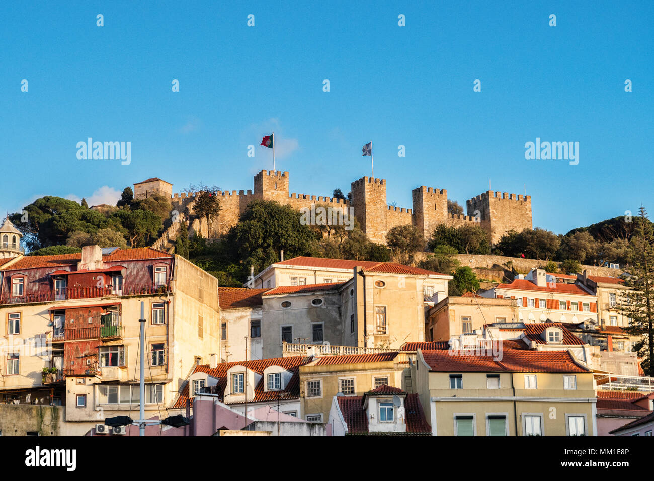 6 mars 2018 : Lisbonne, Portugal - vue sur les toits du château de St George, juste avant le coucher du soleil. Banque D'Images