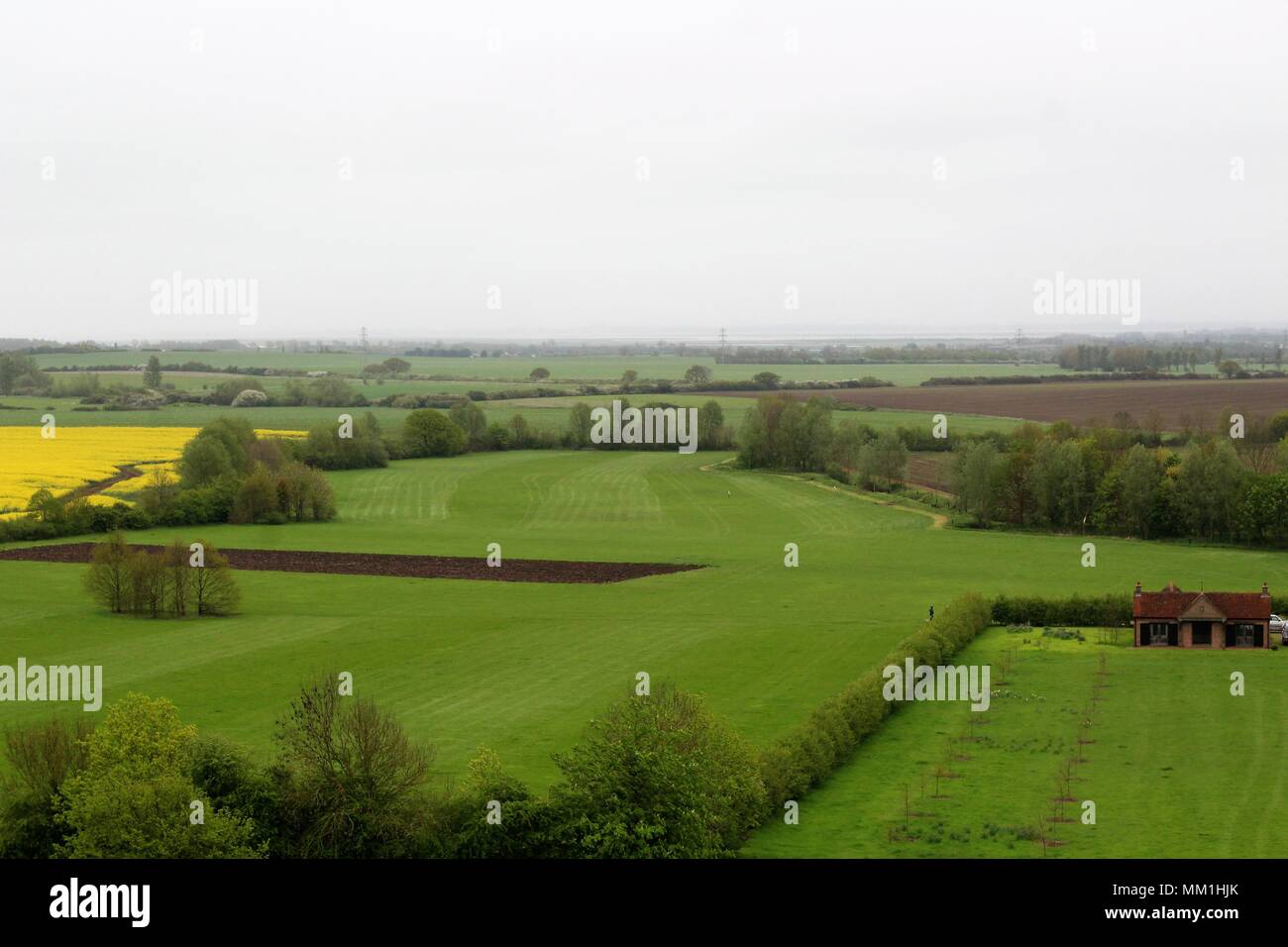 Miles et des miles de la campagne - une vue sur le toit à travers champs environnants dans l'Essex, Angleterre. Banque D'Images