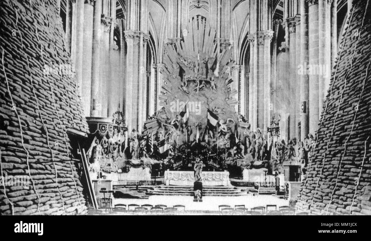 Protégé par des sacs de l'église dans la PREMIÈRE GUERRE MONDIALE. Amiens. 1918 Banque D'Images Protégé par des sacs de l'église dans la PREMIÈRE GUERRE MONDIALE. Amiens. 1918 Banque D'Images