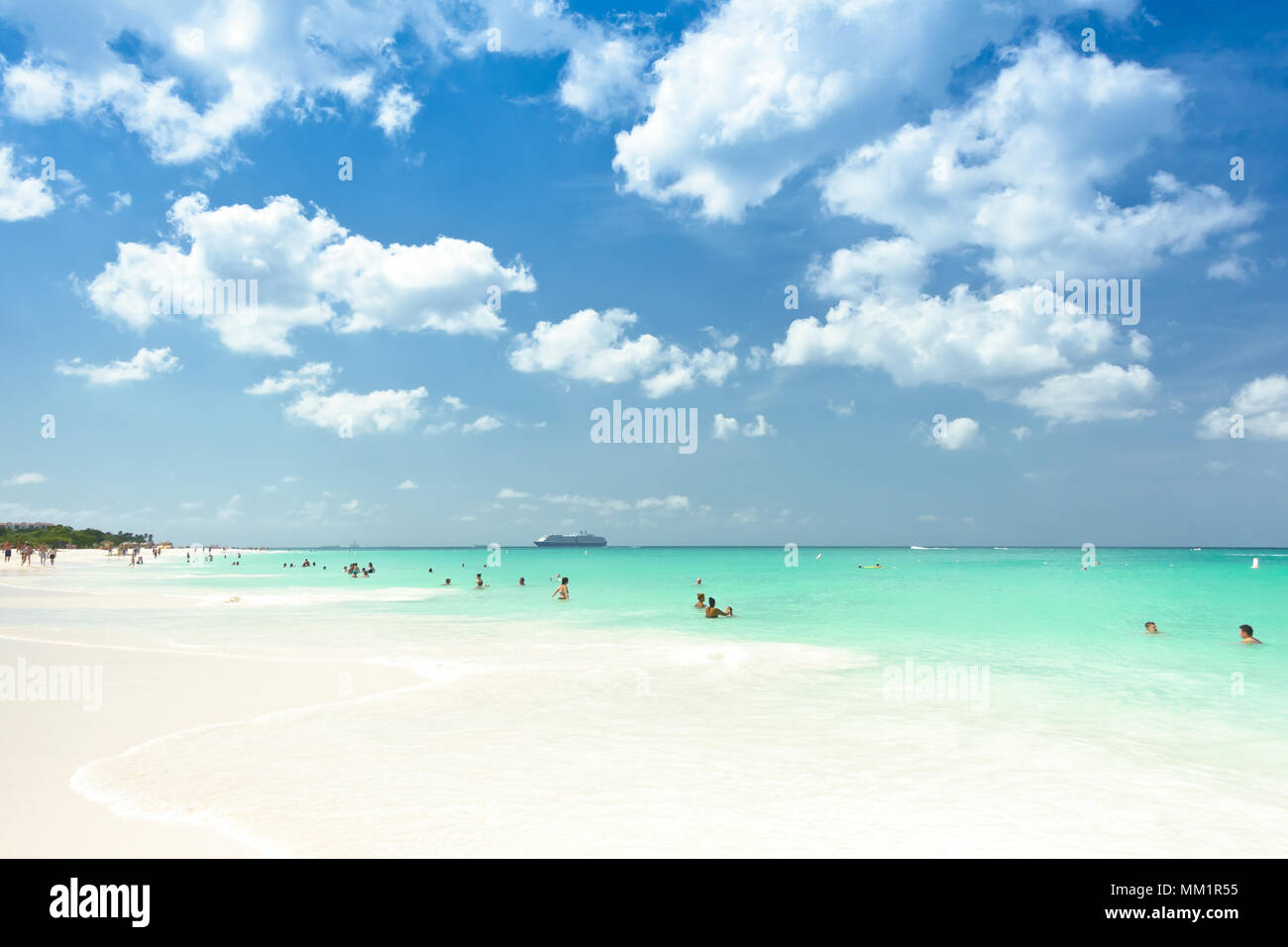 Eagle Beach, Aruba, mer des Caraïbes en janvier 2018 : les touristes de prendre un bain dans les eaux turquoise ou une promenade le long du rivage. Banque D'Images