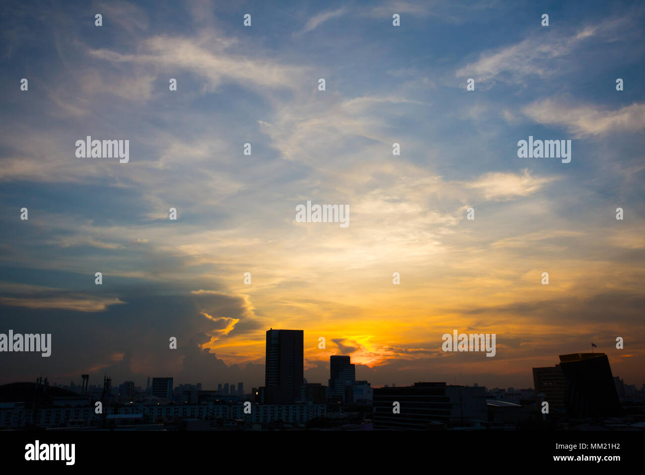 Ossature construction de Bangkok en Thaoland avec la lumière du soleil sur le crépuscule Banque D'Images