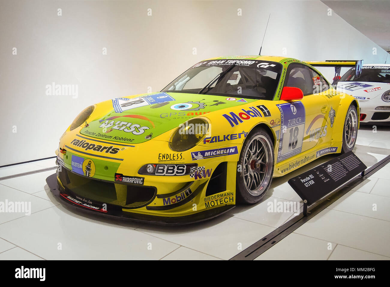 STUTTGART, ALLEMAGNE, LE 7 AVRIL, 2017 : 2008 Porsche 911 GT3 RSR (Drivers : Marc Lieb, Timo Bernhard, Romain Dumas) dans le musée Porsche Banque D'Images