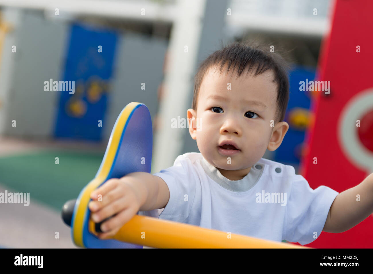 Peu de tout-petit garçon asiatique s'amuser sur l'aire de jeux Banque D'Images