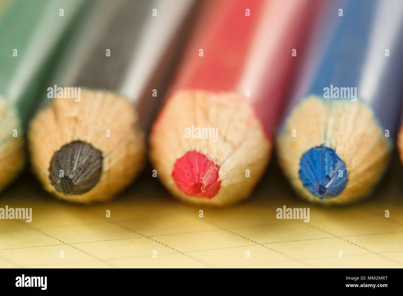 De nombreux sharp aiguisée des crayons gros plan sur l'arrière-plan Banque D'Images