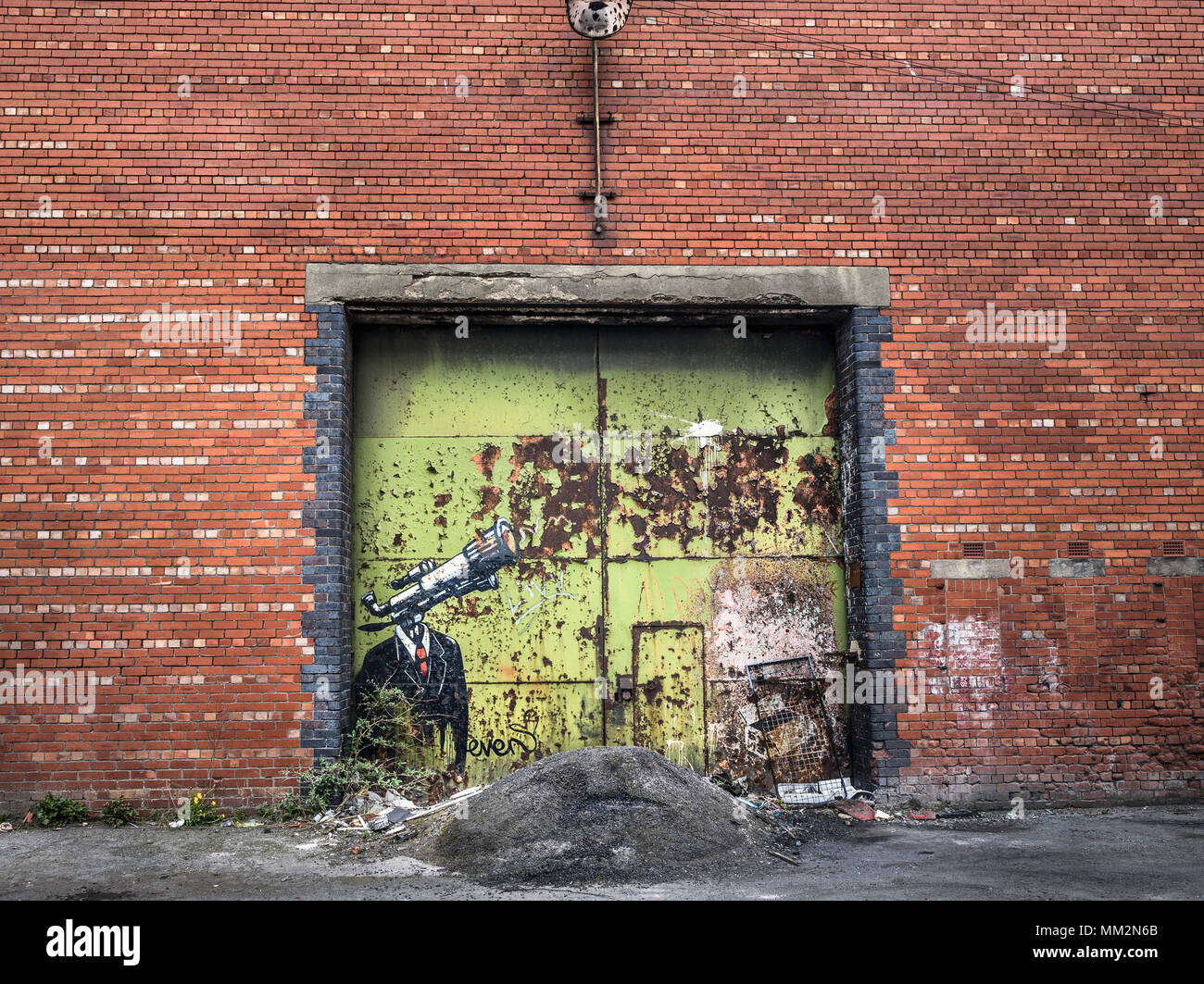 Brick Warehouse abandonnés avec portes en fer rouillé. Banque D'Images