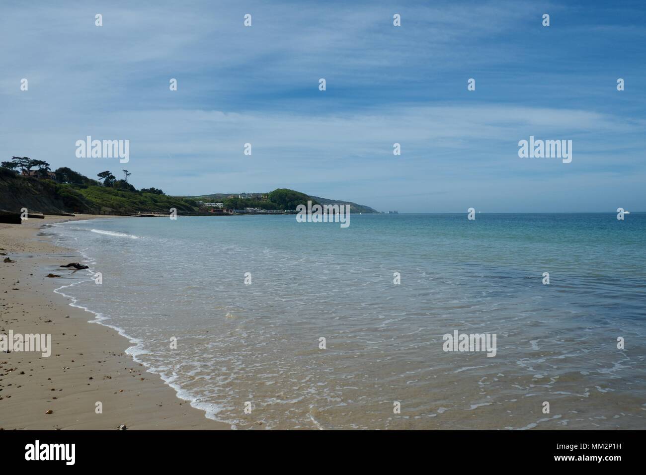 La plage à Colwell Bay, île de Wight, Royaume-Uni sur une journée ensoleillée avec des nuages Banque D'Images