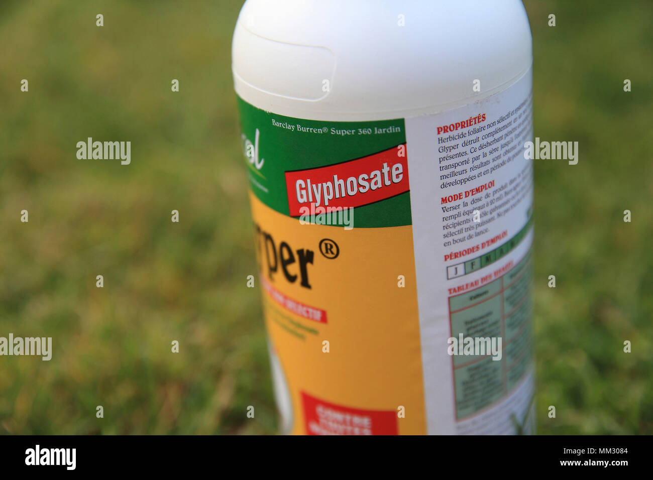 Les herbicides au glyphosate bouteille dans un jardin, France