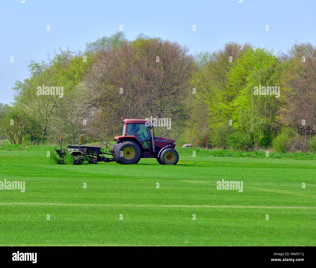 Tracteur Case IH CX100 de couper le gazon sur un terrain de sport Banque D'Images