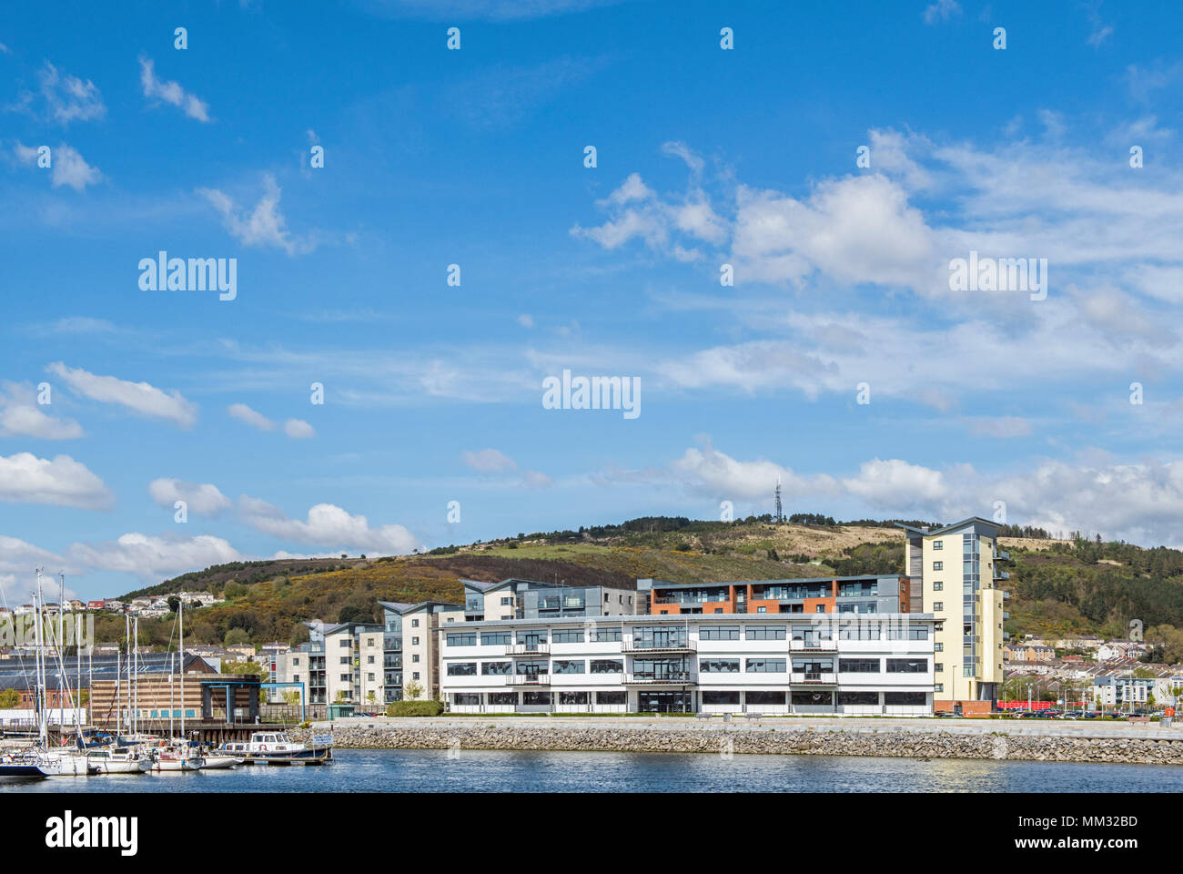 À la recherche de l'autre côté de la rivière Tawe à Swansea de la zone nouvellement développé de Swansea SA1 Banque D'Images