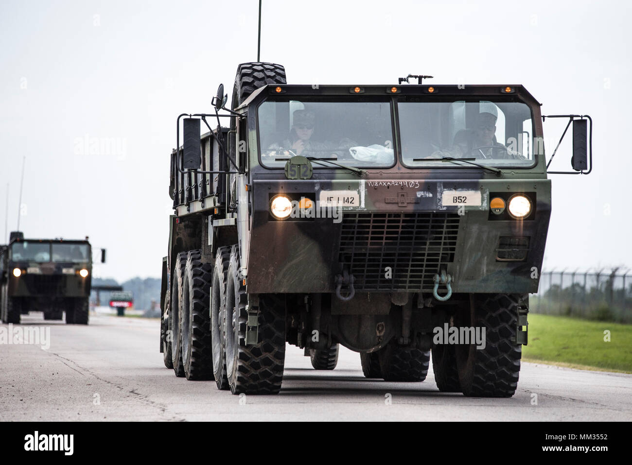 Les soldats de la Garde nationale de l'Arkansas de la 142e Brigade d'artillerie de partir à la suite de l'ouragan Harvey, Septembre 2 2017 à Fort Chaffee, Fort Smith, arche. Les soldats travailleront aux côtés des autorités civiles dans le cadre d'un système intégré d'Etat fédéral// réponse locale à la tempête. (U.S. Photo de la Garde nationale aérienne du Senior Matthieu Matlock) Banque D'Images