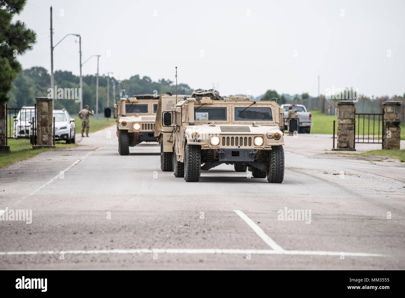 Les soldats de la Garde nationale de l'Arkansas de la 142e Brigade d'artillerie de partir à la suite de l'ouragan Harvey, Septembre 2 2017 à Fort Chaffee, Fort Smith, arche. Les soldats travailleront aux côtés des autorités civiles dans le cadre d'un système intégré d'Etat fédéral// réponse locale à la tempête. (U.S. Photo de la Garde nationale aérienne du Senior Matthieu Matlock) Banque D'Images