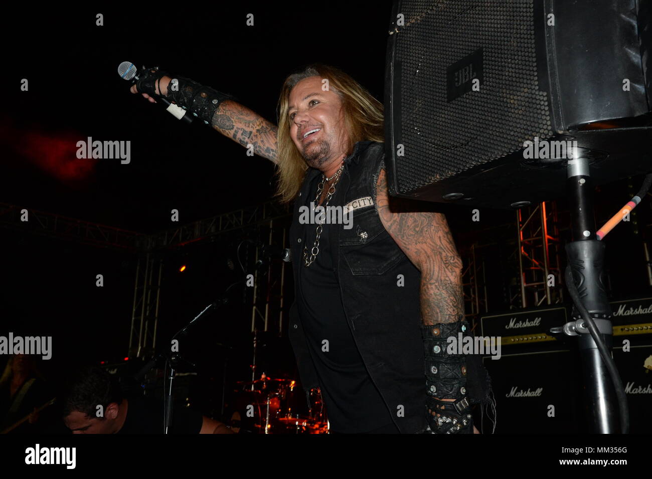 LOS ANGELES (sept. 2, 2017) de Vince Neil le groupe de rock "Motley Crue" effectue au cuirassé Iowa Museum au cours de la deuxième semaine de la flotte de Los Angeles. LA Fleet Week est l'occasion pour le public américain pour satisfaire leur marine, Marine Corps et la Garde côtière et de l'expérience de l'équipe America's sea services. Au cours de la semaine de la flotte, les militaires participeront à divers événements de service communautaire, vitrine de l'équipement et les capacités de la communauté, et profitez de l'hospitalité de Los Angeles et ses environs ont à offrir. (U.S. Photo par marine Spécialiste de la communication de masse 1re classe Ronald Gut Banque D'Images