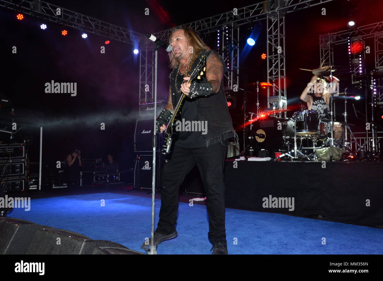 LOS ANGELES (sept. 2, 2017) de Vince Neil le groupe de rock "Motley Crue" effectue au cuirassé Iowa Museum au cours de la deuxième semaine de la flotte de Los Angeles. LA Fleet Week est l'occasion pour le public américain pour satisfaire leur marine, Marine Corps et la Garde côtière et de l'expérience de l'équipe America's sea services. Au cours de la semaine de la flotte, les militaires participeront à divers événements de service communautaire, vitrine de l'équipement et les capacités de la communauté, et profitez de l'hospitalité de Los Angeles et ses environs ont à offrir. (U.S. Photo par marine Spécialiste de la communication de masse 1re classe Ronald Gut Banque D'Images